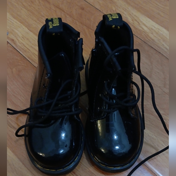 Dr. Martens INFANT 1460 PATENT LEATHER LACE UP BOOTS - Picture 1 of 4
